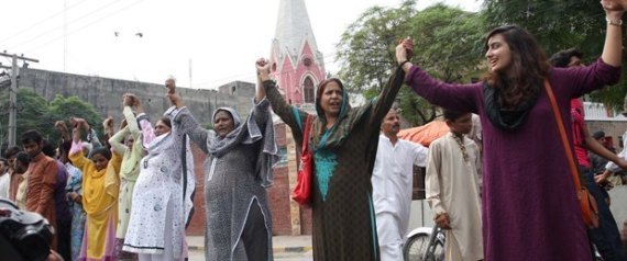 Pakistani Muslims Form Human Chain To Protect Christians During Mass (photos)