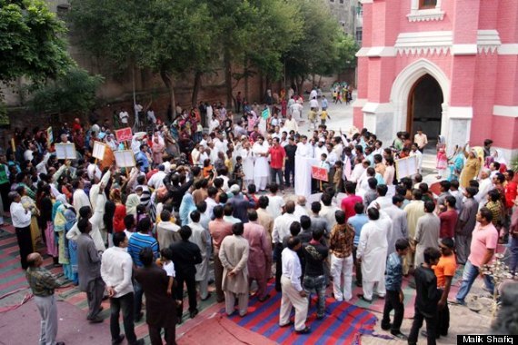 Pakistani Muslims Form Human Chain To Protect Christians During Mass (photos)