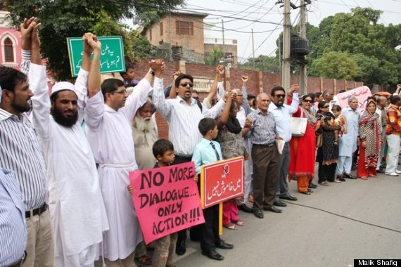 Pakistani Muslims Form Human Chain To Protect Christians During Mass (photos) Pakistani Muslims Form Human Chain To Protect Christians During Mass (photos)