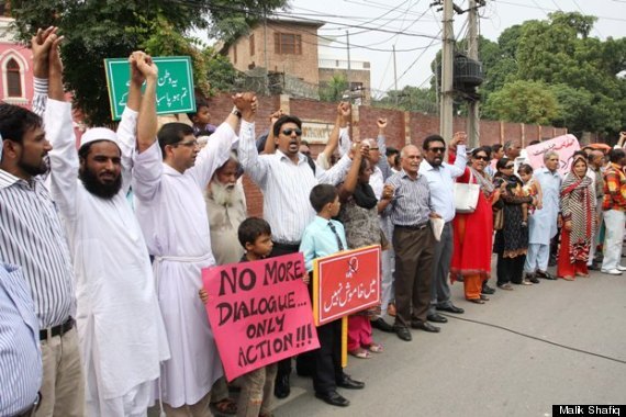 Pakistani Muslims Form Human Chain To Protect Christians During Mass (photos)