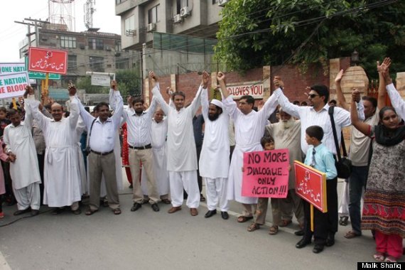 Pakistani Muslims Form Human Chain To Protect Christians During Mass (photos)