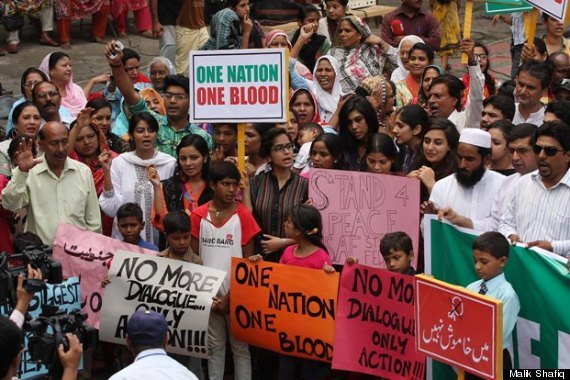 Pakistani Muslims Form Human Chain To Protect Christians During Mass (photos)