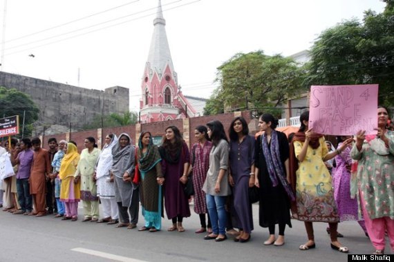 Pakistani Muslims Form Human Chain To Protect Christians During Mass (photos) Pakistani Muslims Form Human Chain To Protect Christians During Mass (photos)